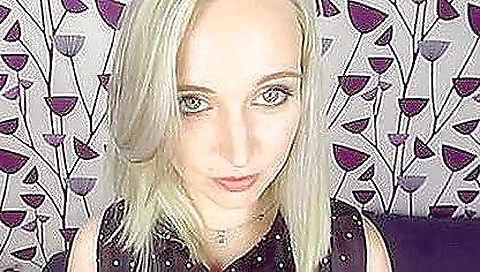 Sexy brunette solo sex with a babe in black shorts