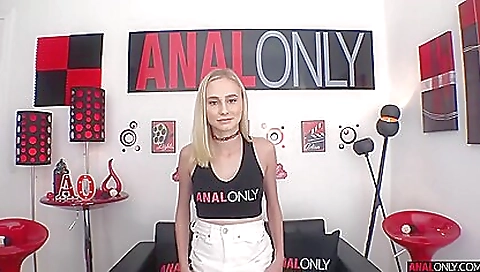 Bitch in a perfect body enjoys oral and deepthroat sex