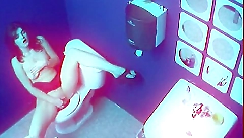 amateur brunette fingering her pussy in the living room