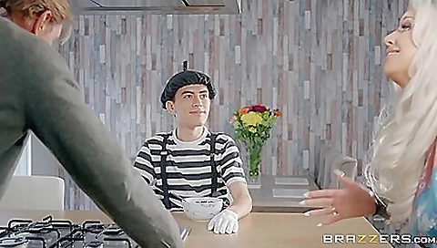 Blonde milf shows us how to make her pussy really hard