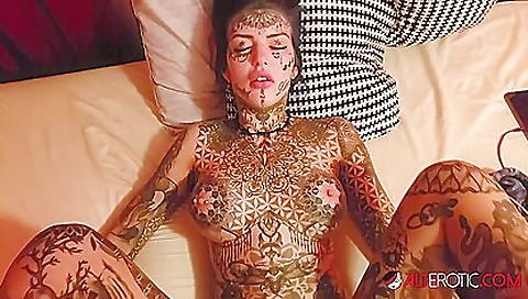 Amateur tattooed chick cums on the table while the man sucks her pussy